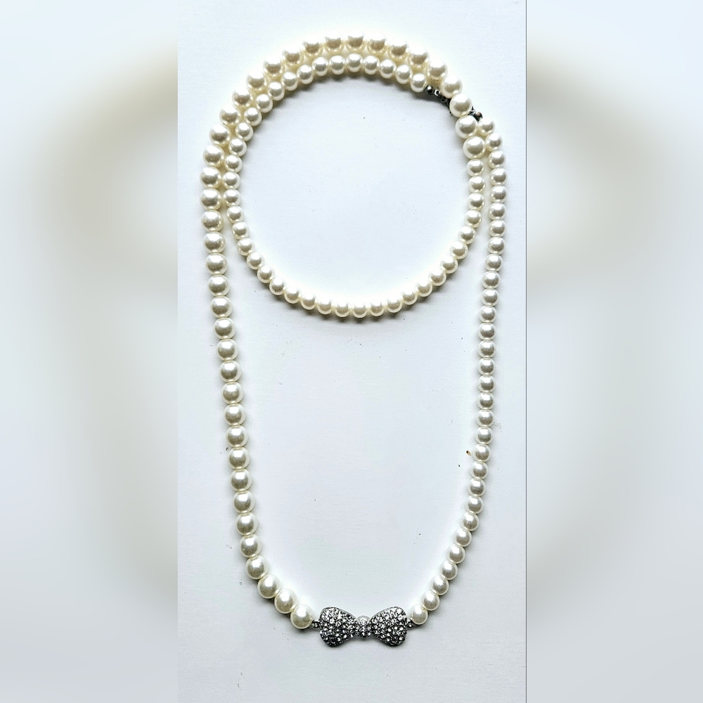 Pearl necklace with a rhinestone bow